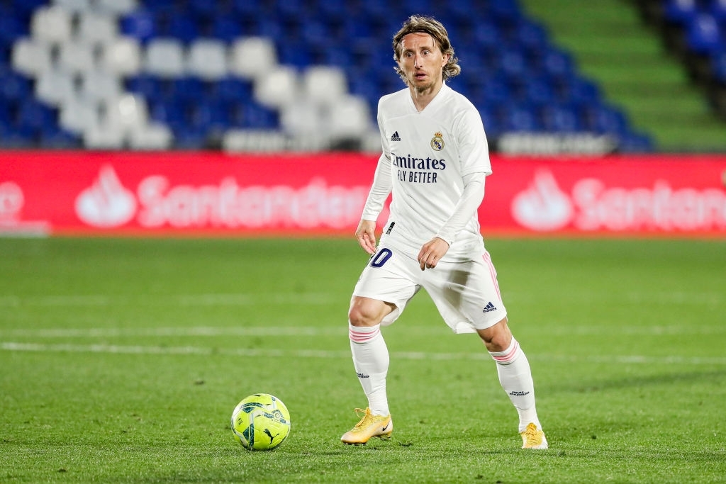 Chủ tịch Perez xác nhận ký hợp đồng với Modric và bất lực với Ramos